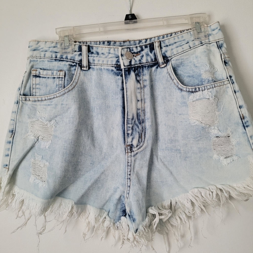 Light ripped style high waist Jean shorts